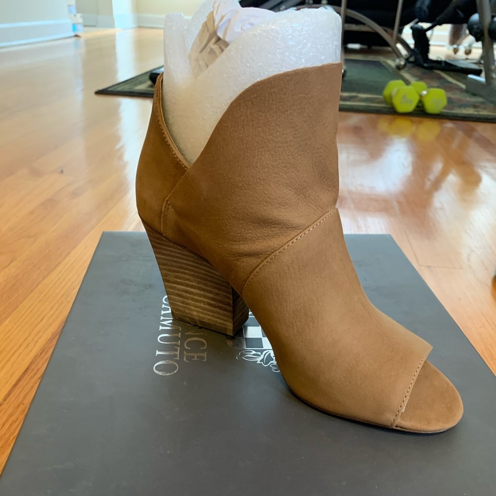NEVER WORN Vince Camuto Ankle Booties